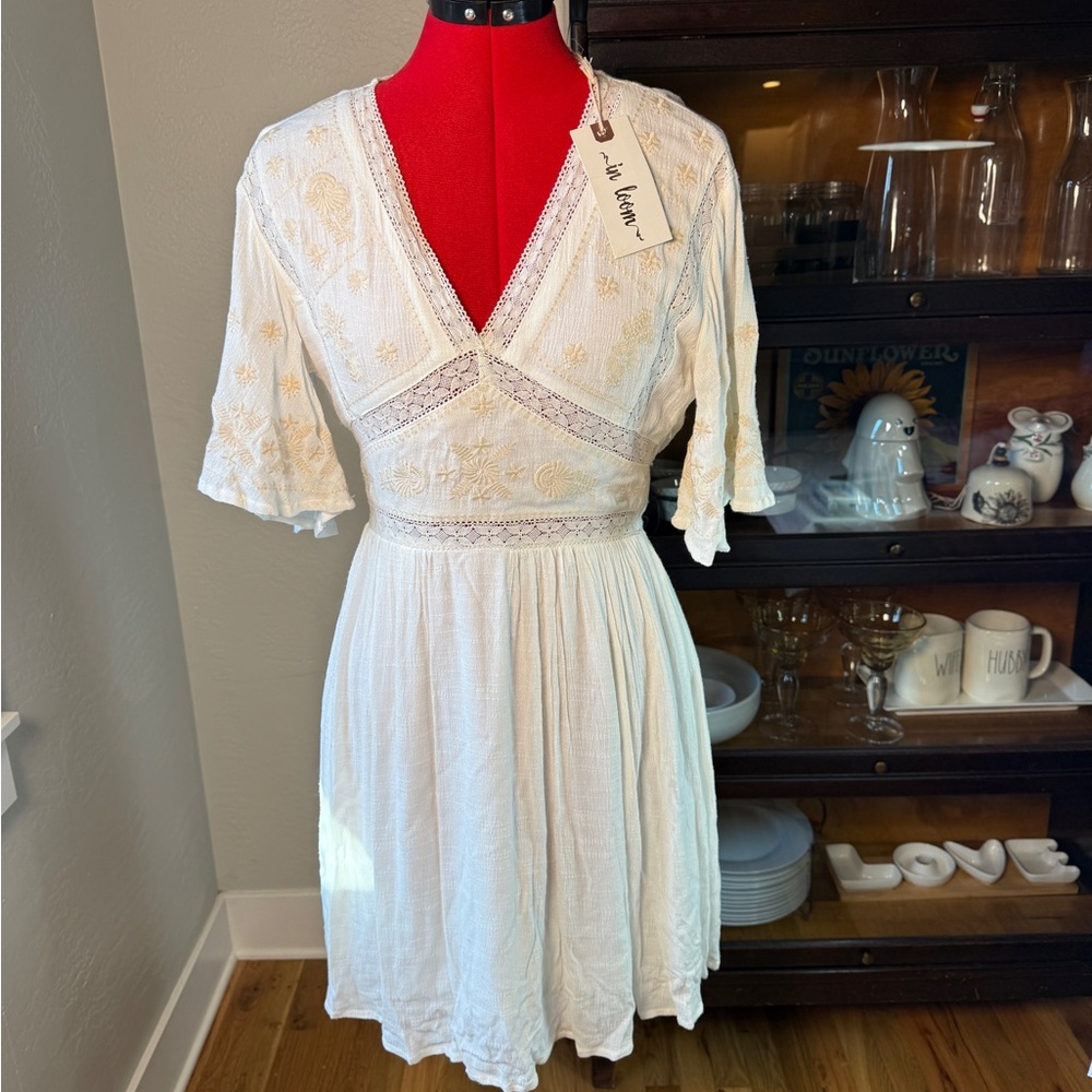 In Loom White Embroidered Boho Flutter Sleeve Graduation Mini Dress Size S NWT